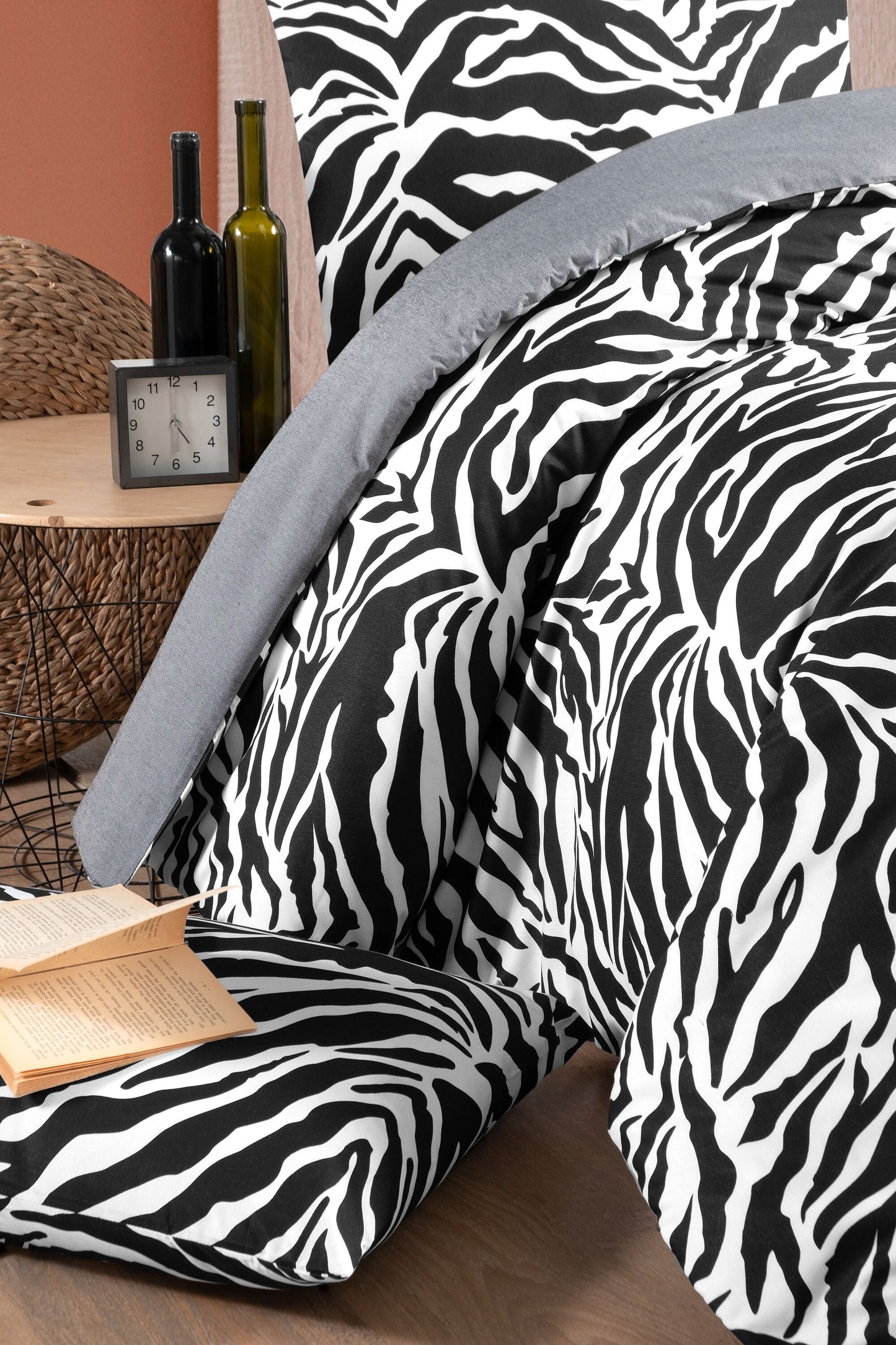 Black and White Modern Minimalist Bedding Set with Fitted Sheet - Sleek Bedroom Decor, Soft Fabric, Zebra Design Cotton Bedlinen Set
