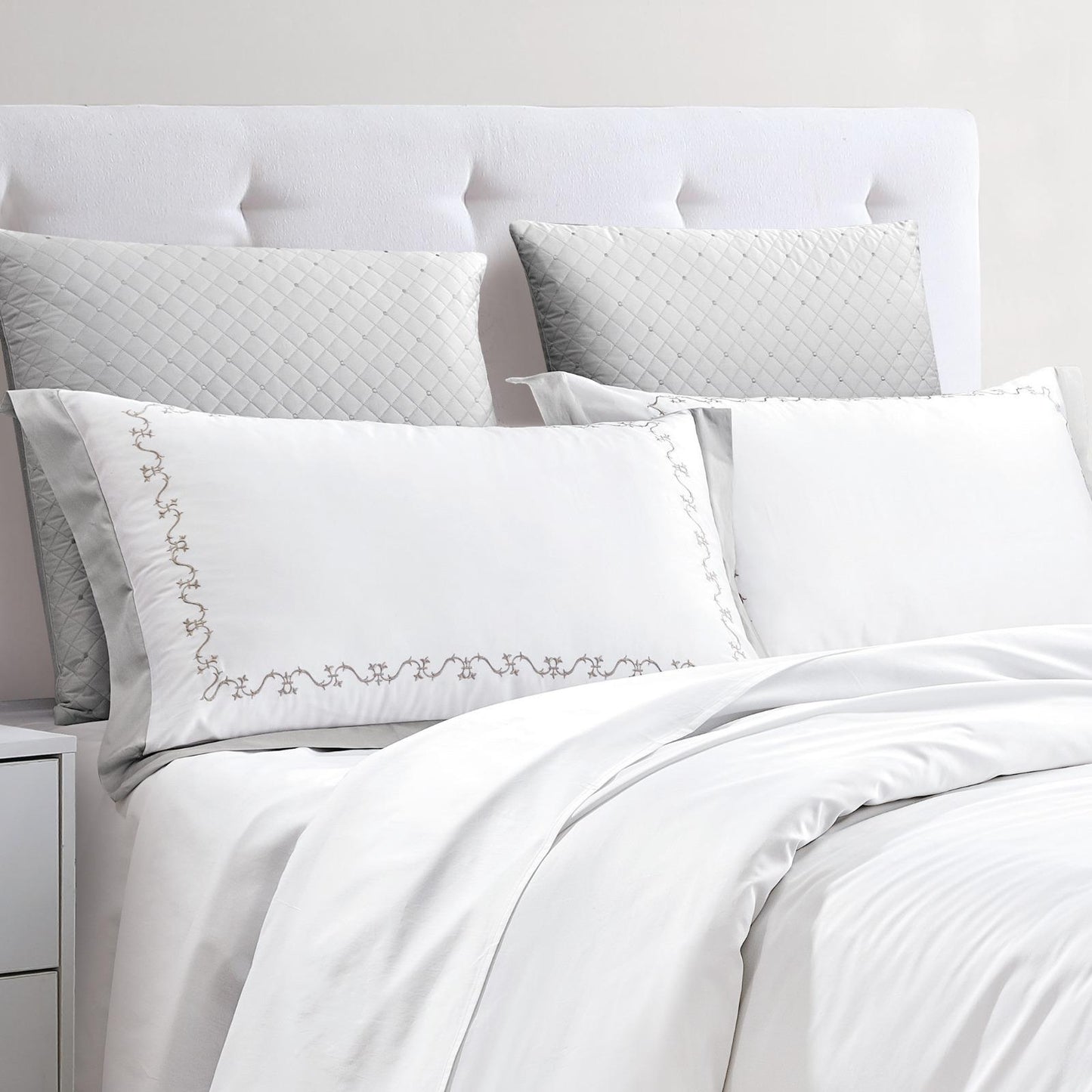 Hotel Collection – Timeless Diana Edition | Luxury Soft White Bedding Set with Double-Line Embroidery – 300 Thread Count Premium Cotton – 6-Piece Duvet Cover Set (Copy)