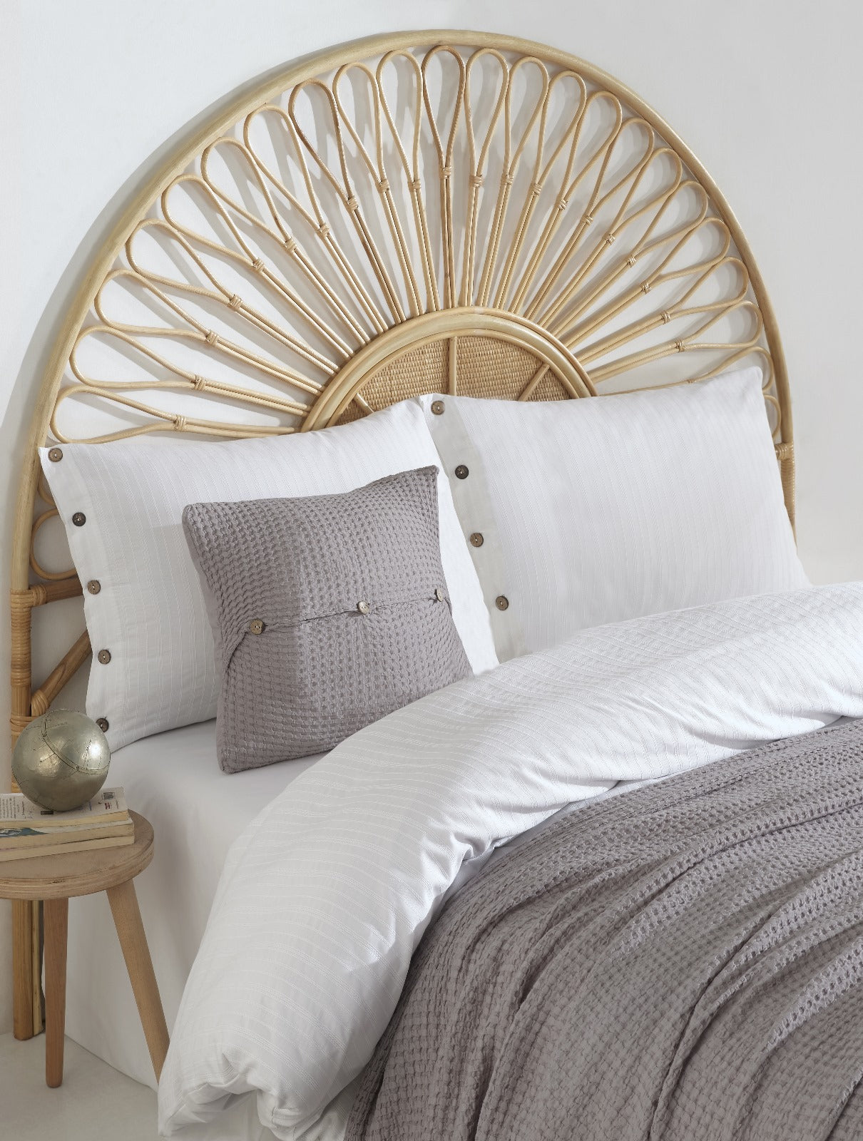 Como Bianco – Luxury Pure Cotton Duvet Cover Set with Button Details | Mila Home